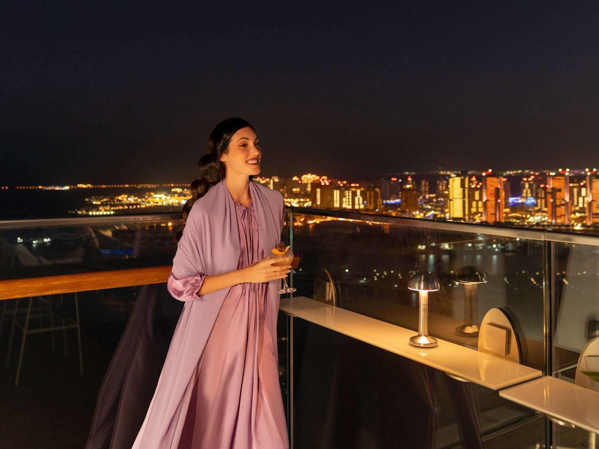 Fairmont Doha Hotel Lusail Ngoại thất bức ảnh A woman wearing an abaya