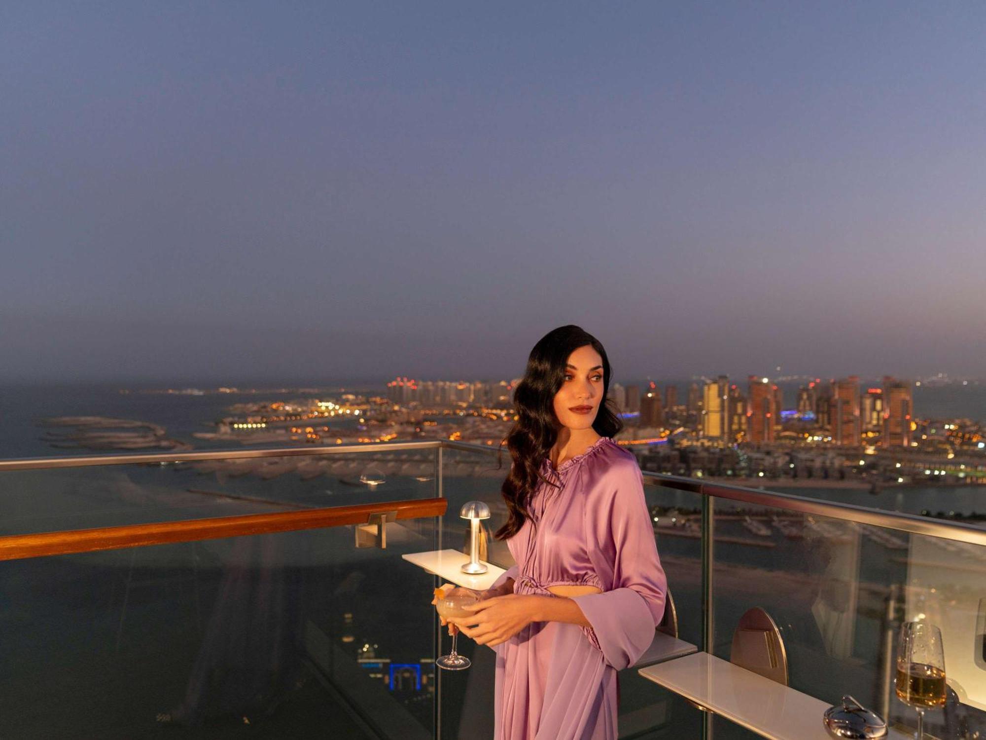 Fairmont Doha Hotel Lusail Ngoại thất bức ảnh A woman in Dubai