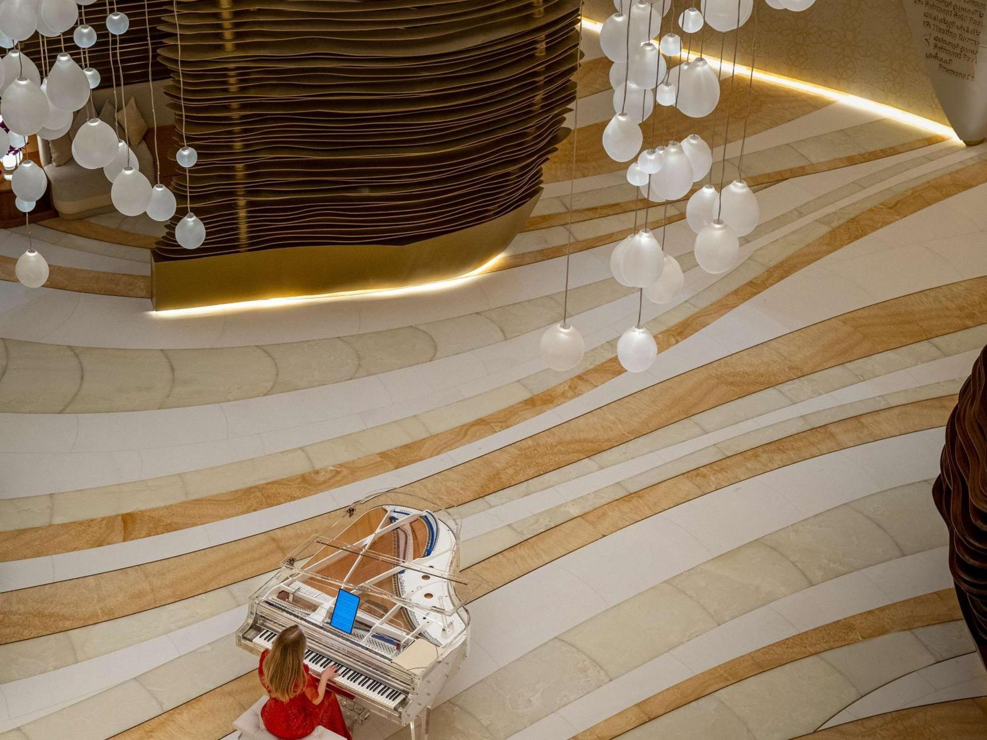 Fairmont Doha Hotel Lusail Ngoại thất bức ảnh The piano in the lobby