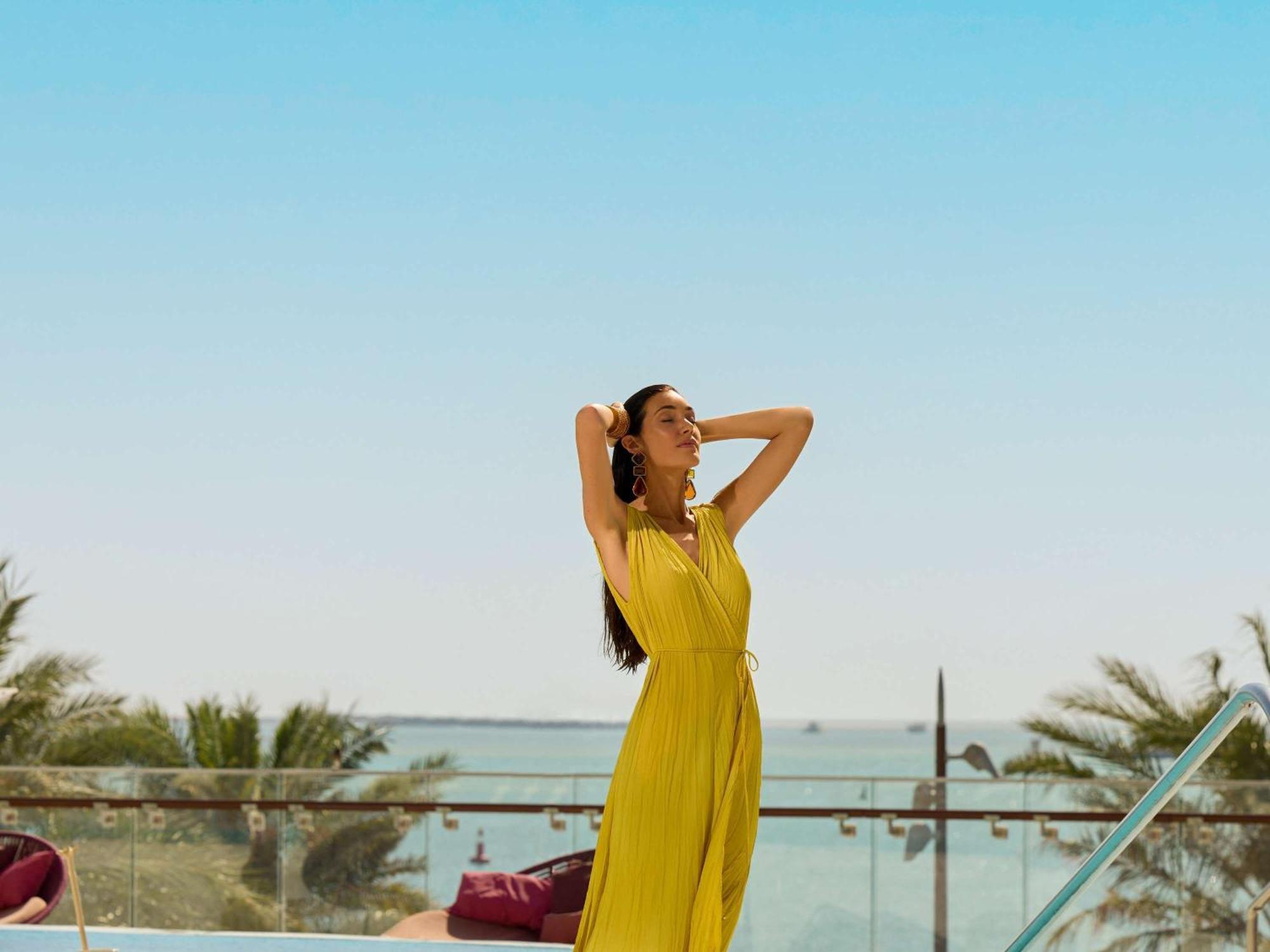 Fairmont Doha Hotel Lusail Ngoại thất bức ảnh A woman in a yellow dress