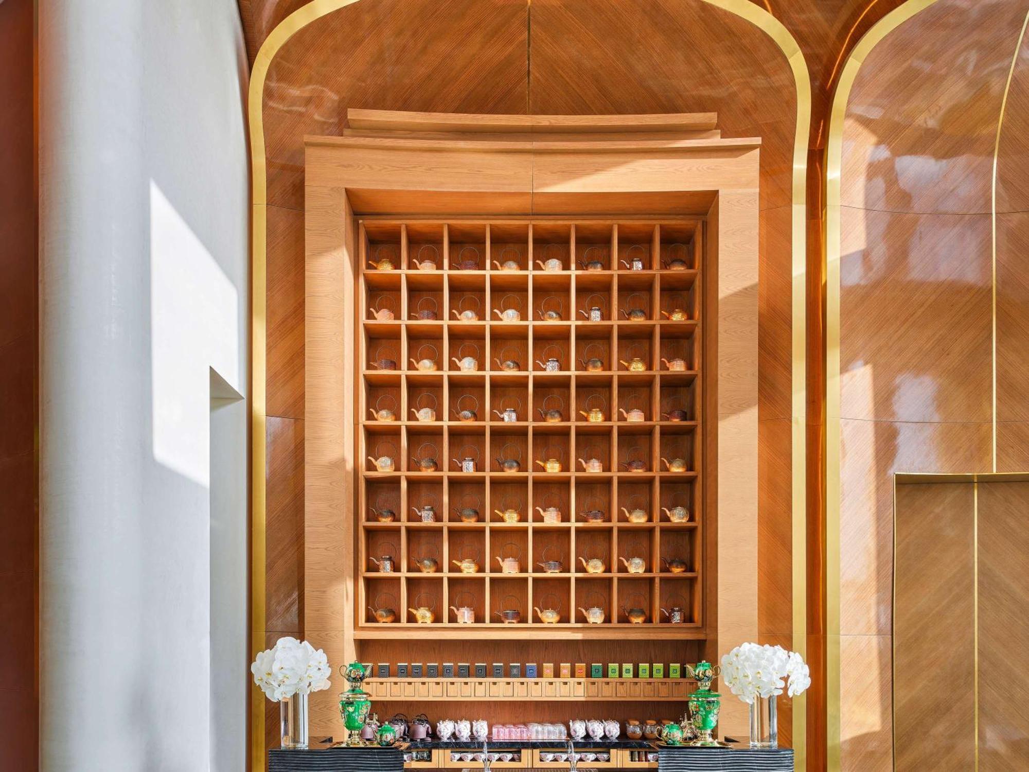 Fairmont Doha Hotel Lusail Ngoại thất bức ảnh A bell desk at the Mandarin Oriental, Hong Kong