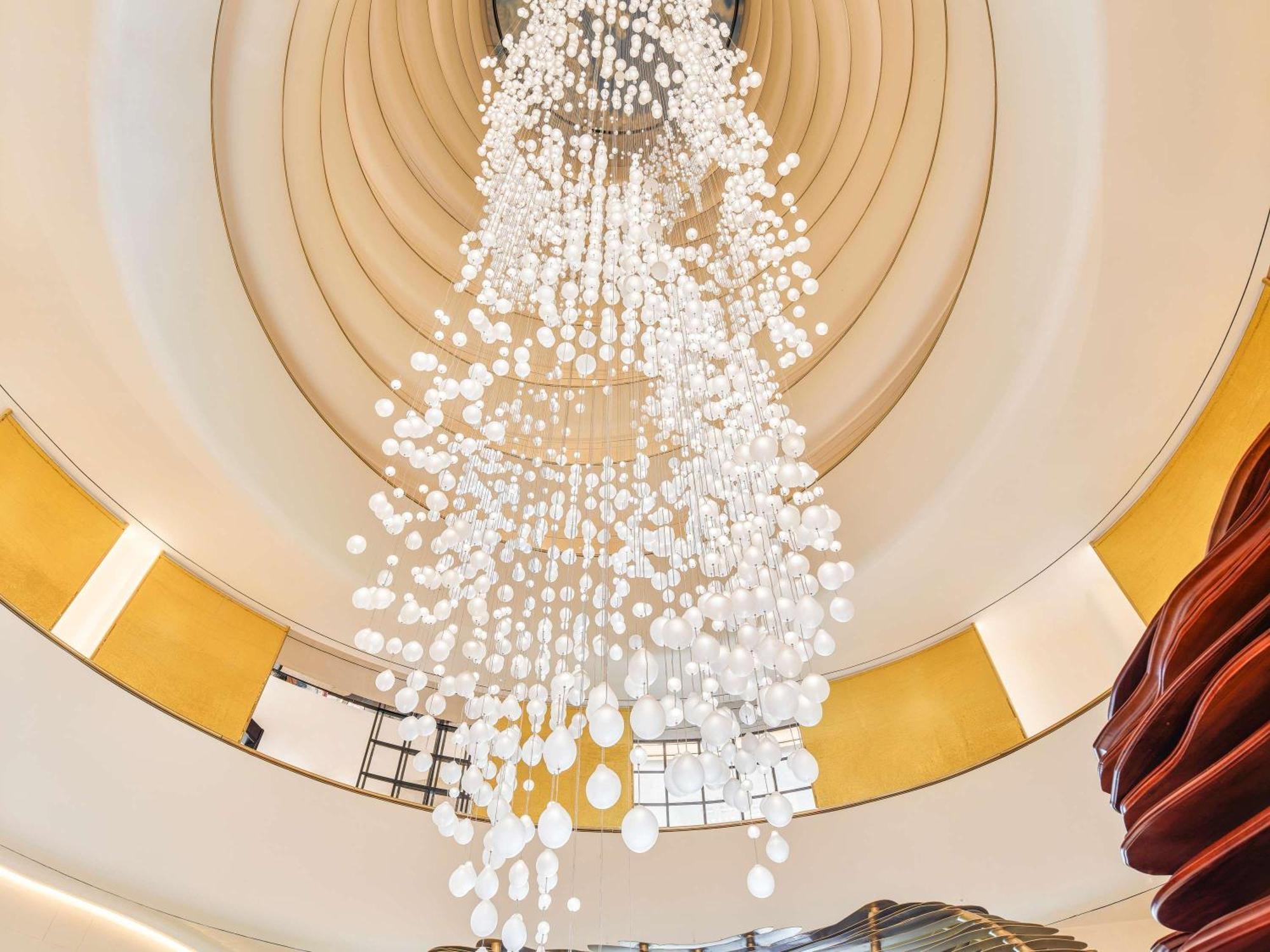 Fairmont Doha Hotel Lusail Ngoại thất bức ảnh The chandelier at the lobby