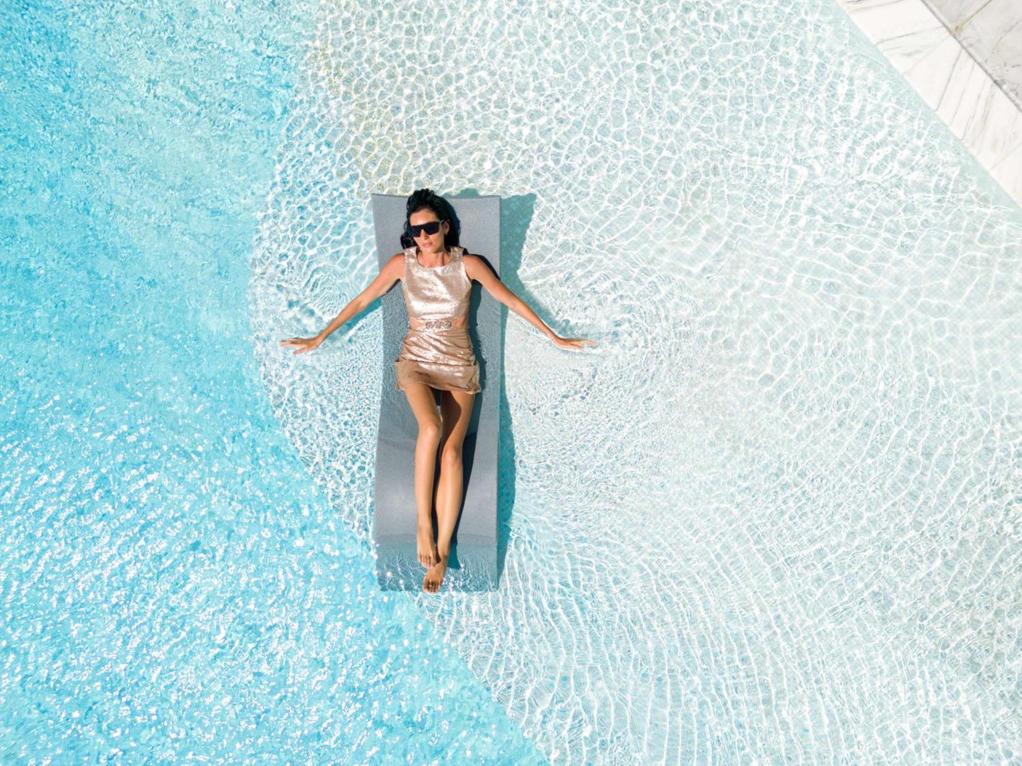Fairmont Doha Hotel Lusail Ngoại thất bức ảnh A woman sunbathing