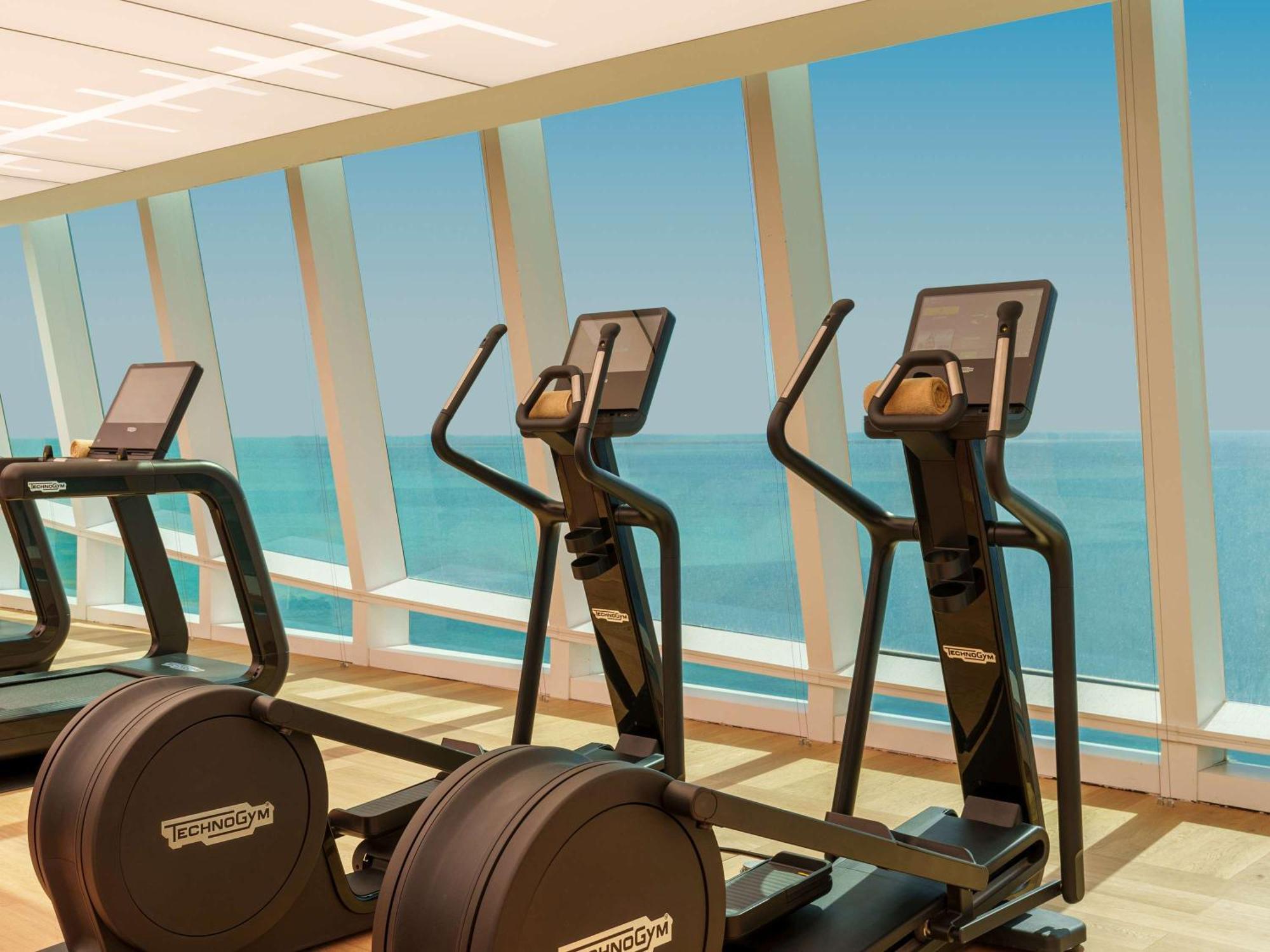 Fairmont Doha Hotel Lusail Ngoại thất bức ảnh Elliptical cross trainer
