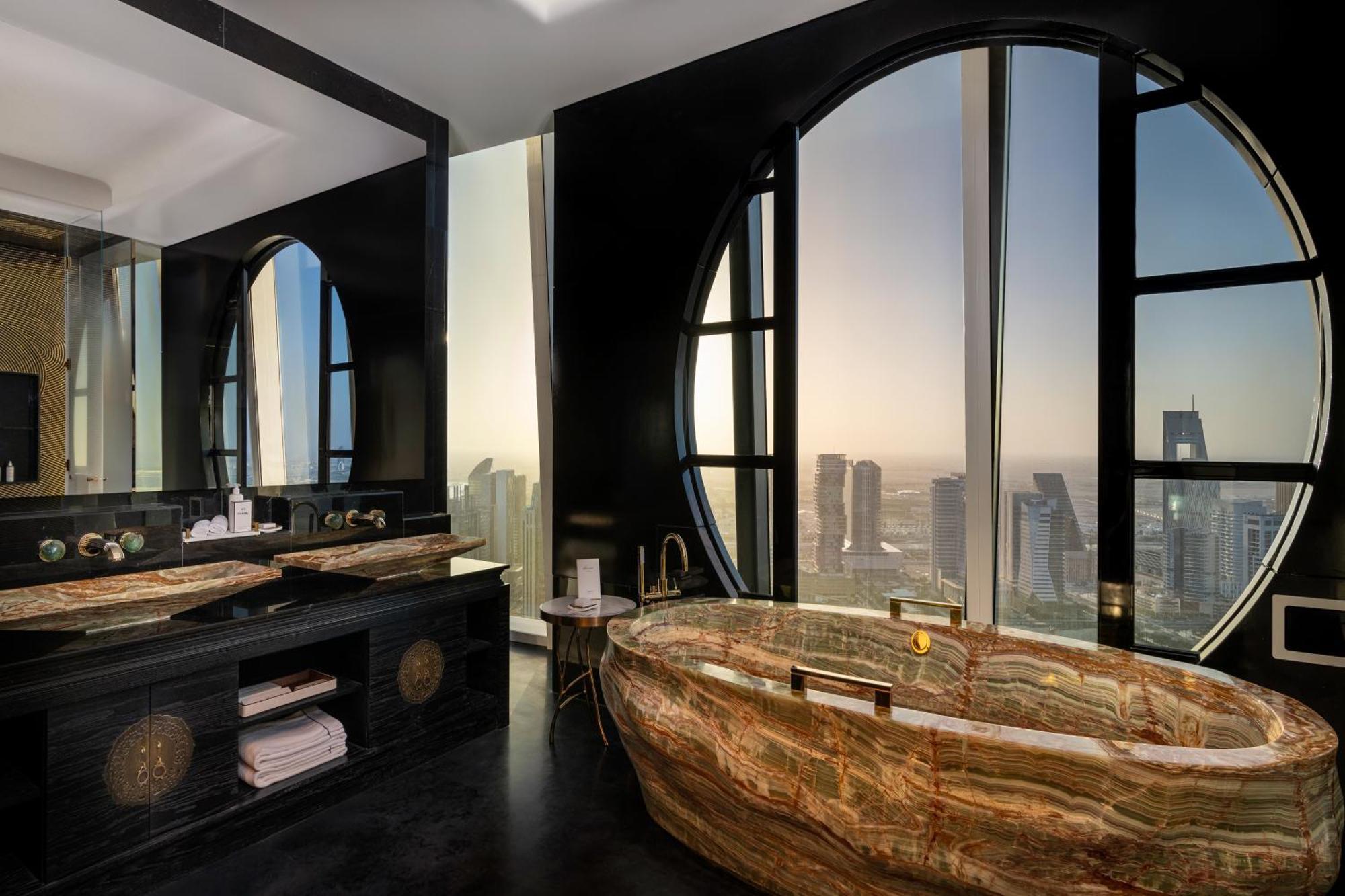 Fairmont Doha Hotel Lusail Phòng bức ảnh The bathroom of a suite